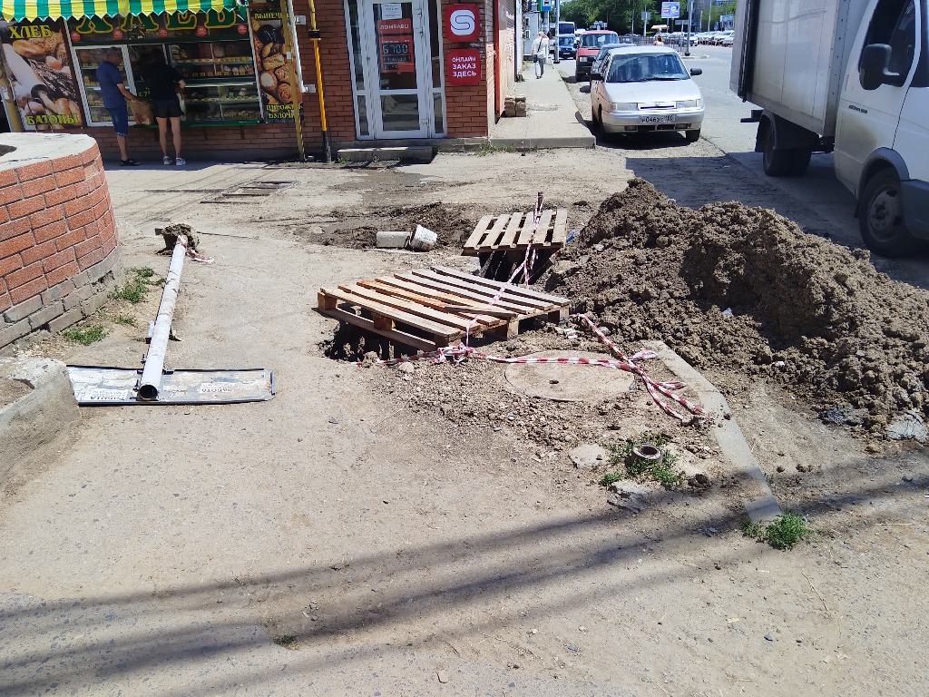 Ремонтируют тротуар по улице Москатова у Нового Вокзала