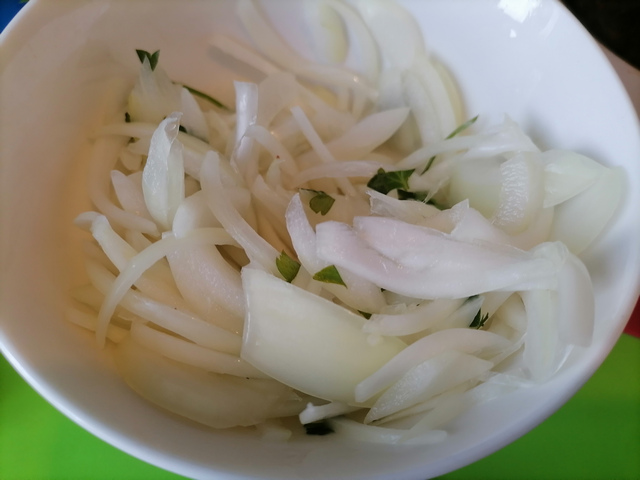 Маринованный лук к шашлыку нарезан очень крупно