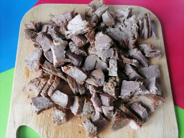 Сухое мясо в шашлыке нарезано мелкими кусочками